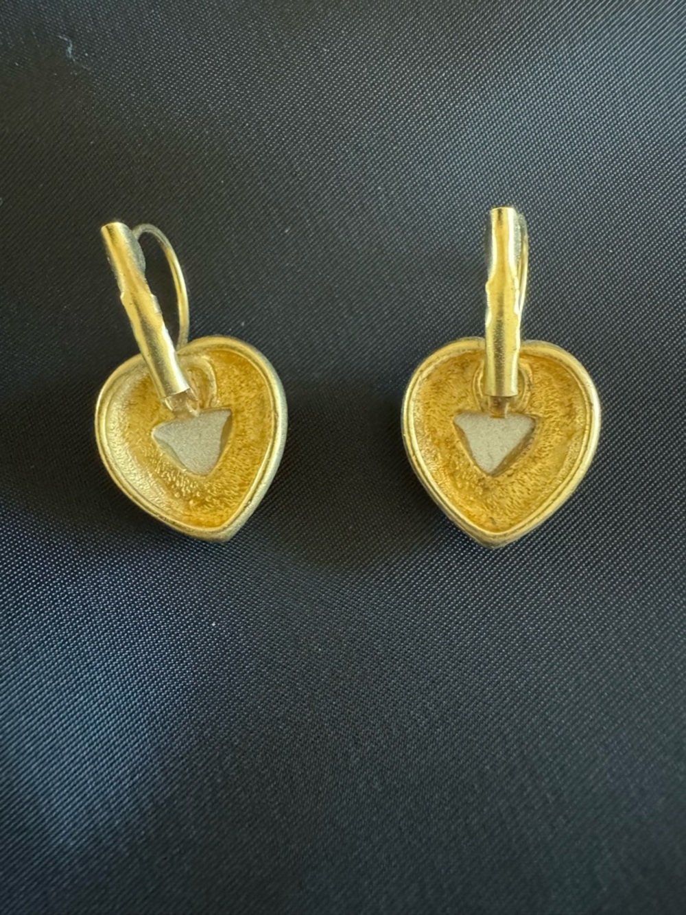 Vintage-style puffed heart design earrings - Picture 4 of 5